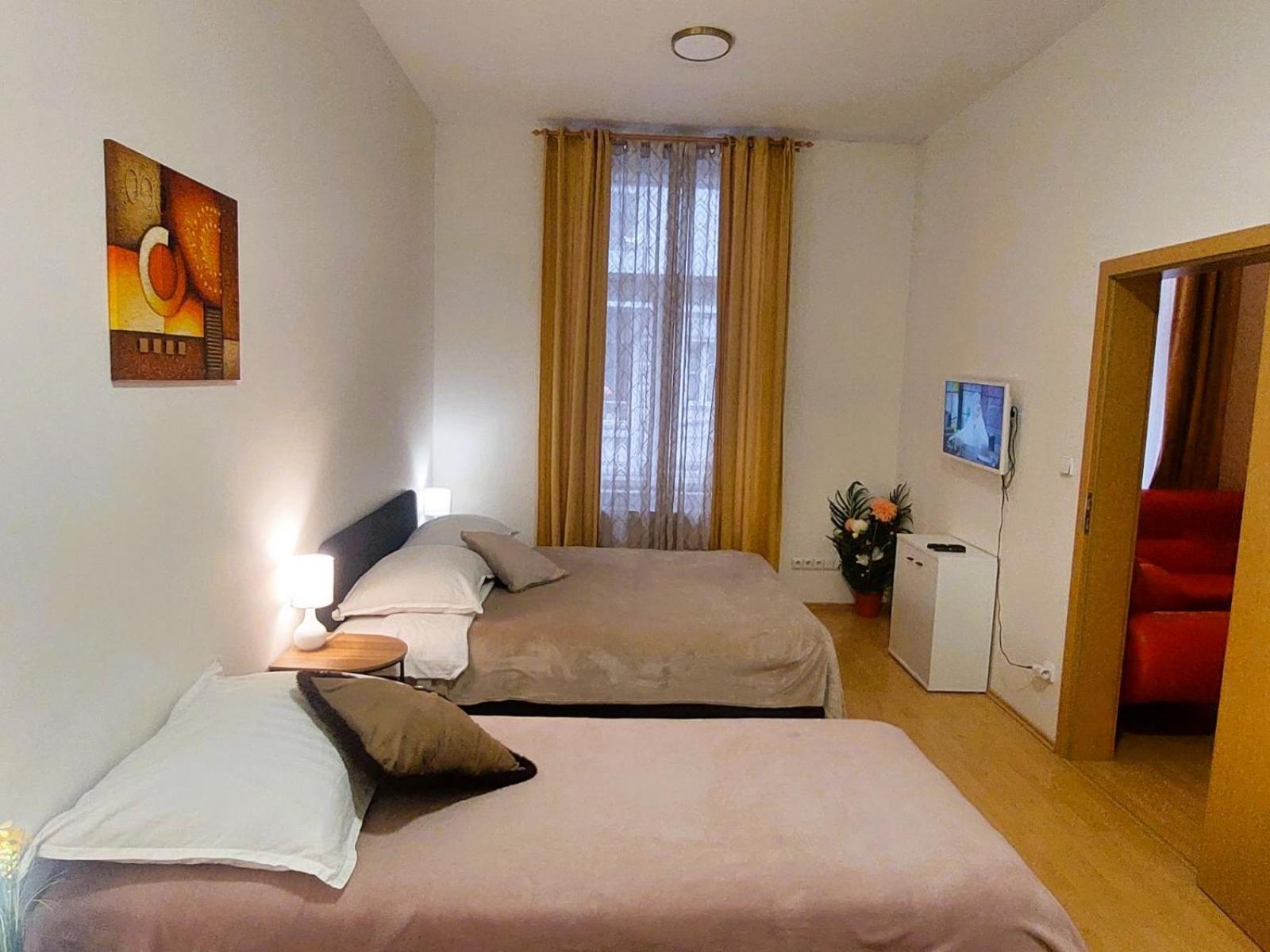 Prostorny Byt V Centru 3 Kk 80 M2 Hradec Králové Extérieur photo